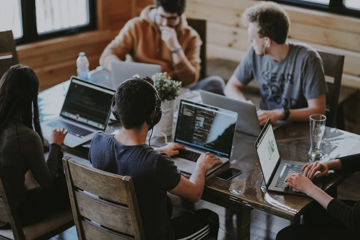 Standard téléphonique pour agence web et ESN — intégrations, télétravail et IA