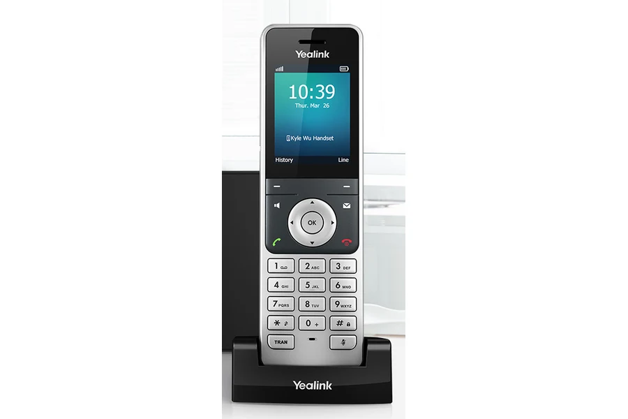 Combiné DECT sans fil Yealink W56H posé sur son socle de rechargement
